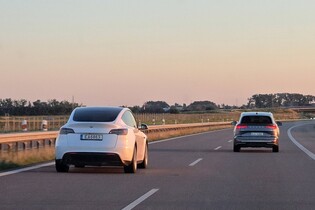 Škoda Enyaq 85 a Tesla Model Y LR RWD na dálnici. Alarm für Kobra elf