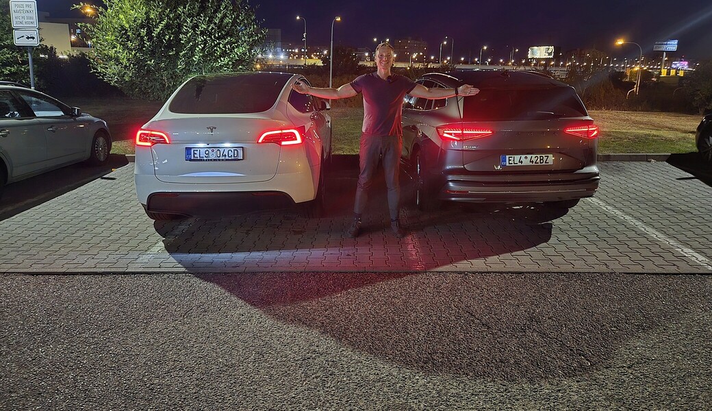 Škoda Enyaq 85 a Tesla Model Y LR RWD na dálnici. Alarm für Kobra elf