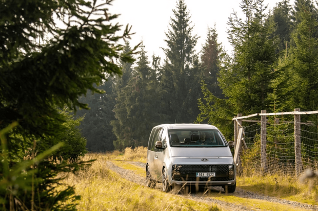 Hyundai Staria lze v ČR nově koupit jako hybrid, dorazí ale i jako čistý elektromobil