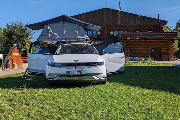Hyundai Ioniq 5 se stanem na střeše