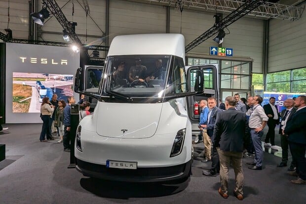 První pohled na revoluční elektrický tahač Tesla Semi