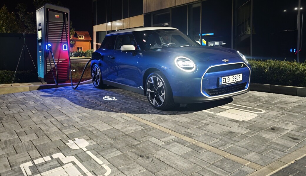 Malé Mini na maxi nabíječce. Jak rychle se dobije Mini Cooper SE?