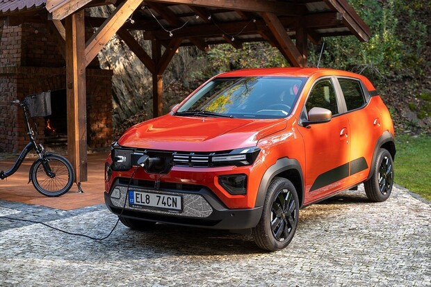 Letiště Praha pořídilo patnáct elektromobilů Dacia Spring