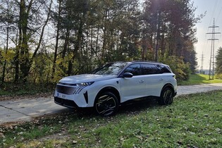 Peugeot představil novou generaci modelu 5008. Jaká je základní elektrická verze?