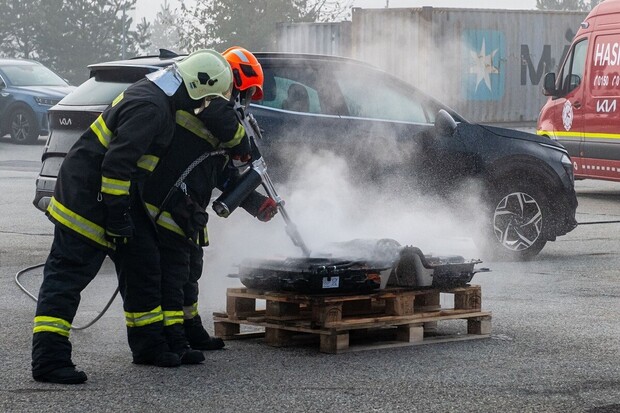 Kia na Slovensku otestovala a nasadila unikátní systém hašení akumulátorů 