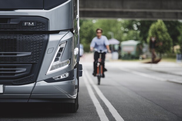 Volvo Trucks uvádí na trh nové bezpečnostní systémy chránící chodce a cyklisty