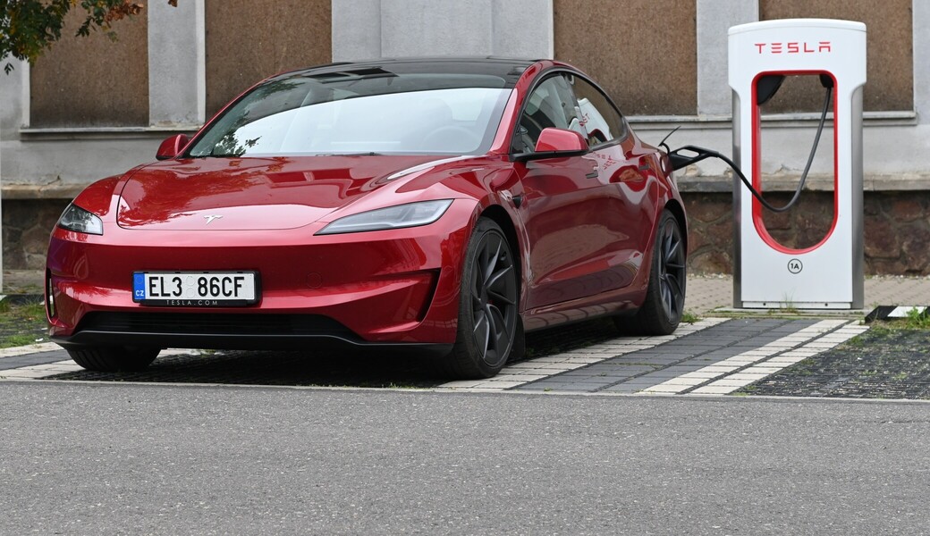 Výkonu má na rozdávání. Jak se ale Tesla Model 3 Performance nabíjí?