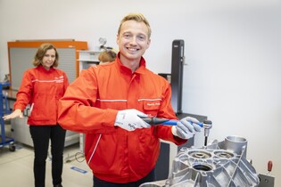 Audi si vyrábí elektrické motory samo. V Maďarsku jsme zjišťovali, jak