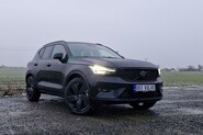 Test Volvo XC40 B4 Black Edition (2024) – Pán temnoty