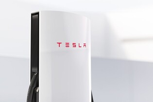 Tesla otevřela první Superchager v Praze