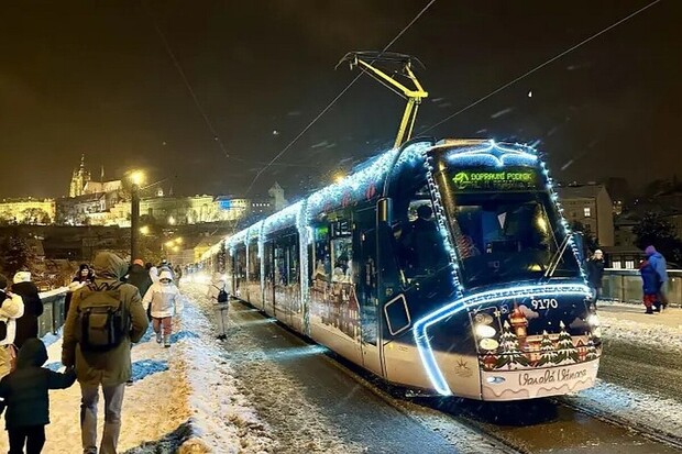 V Praze se znovu vánočně rozzáří legendární tramvaj mazačka. Nebude však sama