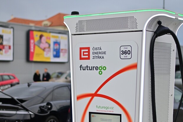 ČEZ spustil 100. ultrarychlý nabíjecí stojan. Do roka jich chce mít 200