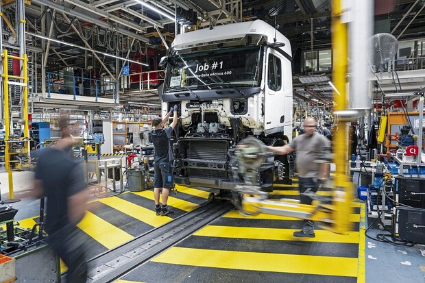 Mercedes-Benz Trucks spustil výrobu elektrického tahače eActros 600 