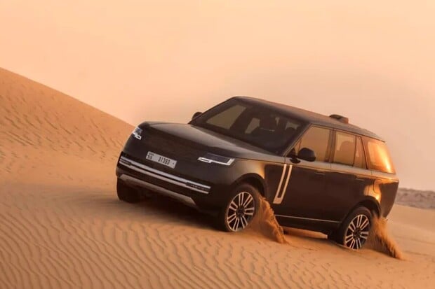 Plně elektrický Range Rover nyní prochází peklem. Praží ho až 50 °C