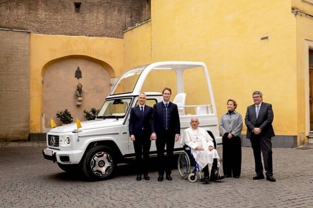 Mercedes Vatikánu dodal první elektrický papamobil založený na „Géčku“