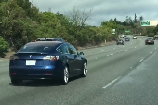Tesla si s maskováním hlavu neláme, Model 3 brázdí americké dálnice