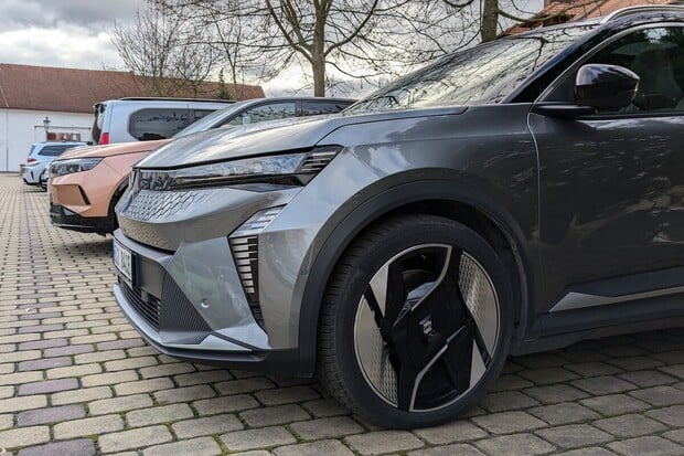 Srovnání spotřeby elektromobilů nominovaných do ankety Auto roku 2025 v ČR