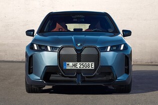 BMW iX dostalo české ceny. Více muziky za méně peněz