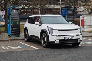 Největší Kia na nabíječce. Jak rychle se v zimě nabije EV9?