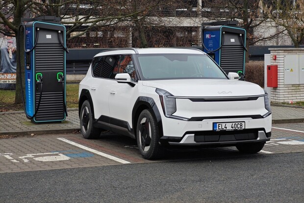 Největší Kia na nabíječce. Jak rychle se v zimě nabije EV9?