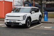 Vlajková Kia EV9 na dálnici: kolik na ní ujede v zimě?