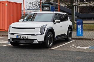 Vlajková Kia EV9 na dálnici: kolik na ní ujede v zimě?