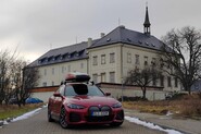 Test BMW i4 xDrive40 Gran Coupé – Ani s rakví vás humor nepřejde