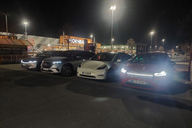 Porovnali jsme 4 elektromobily na zimní cestě do Alp