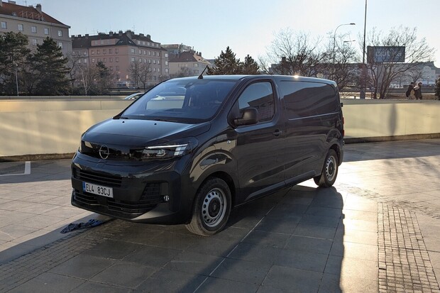 Kurýrem v elektrické dodávce Opel Vivaro Electric