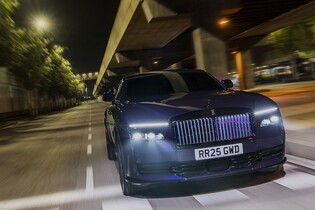 Rolls-Royce představil sportovní verzi Spectre. Ano, vskutku sportovní