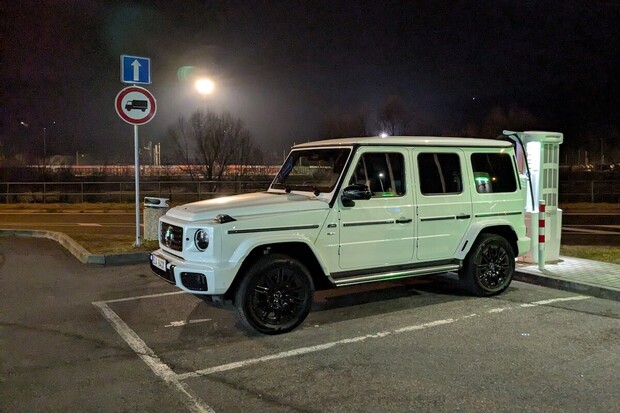 Jak se nabíjí elektrická verze legendy? Mercedes-Benz G 580 EQ na nabíjecí stanici