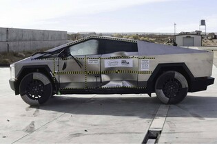 Řidič terénního Mercedesu kvůli zdravotnímu problému rozpůlil Teslu Cybertruck