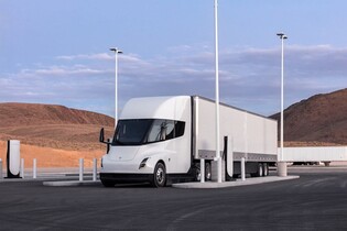 Tesla Megacharger se brzy otevře v Kalifornii. Nabídne 12 míst a ohromný výkon