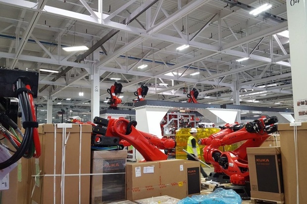 Výroba Tesly Modelu 3 započne za čtvrt roku. Továrna se plní roboty