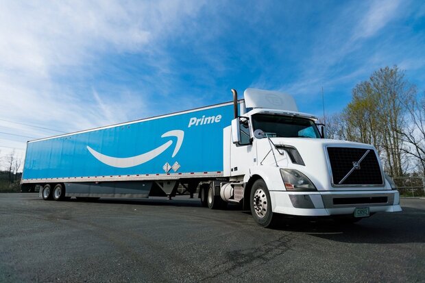 Amazon má ďábelský plán spojující drony a autonomní kamiony