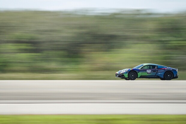 Autonomní Maserati bez řidiče za volantem jezdilo po letišti rychlostí 318 km/h