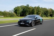 Mercedes v Německu testuje světla, díky nimž zjistíte, že vůz řídí sám