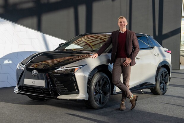 Lexus vylepšil elektrické RZ. Má řízení po drátě a umí předstírat manuál