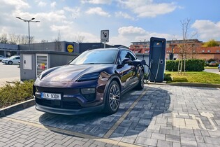 Německé turboampéry v praxi. Jak rychle se nabije Porsche Macan?