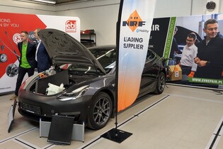 Teslisté už nebudou muset čekat měsíce na opravu. Do Česka vstupuje EVR Network