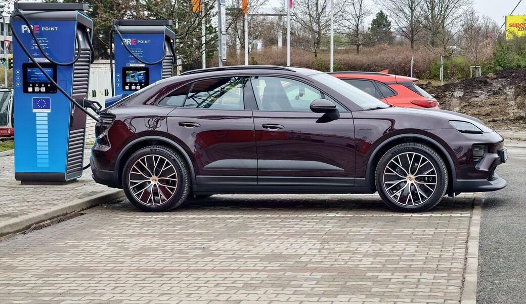 Výkonné Porsche Macan na jarní dálnici. Jak daleko dojede?