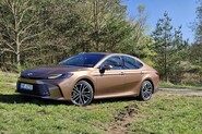 Test Toyota Camry 2.5 Hybrid Executive (2025) – Individualista tělem i duší