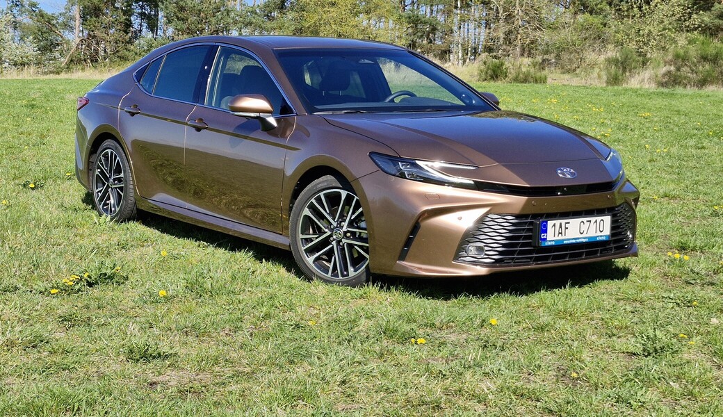 Toyota Camry 2.5 Hybrid Executive (2025)
