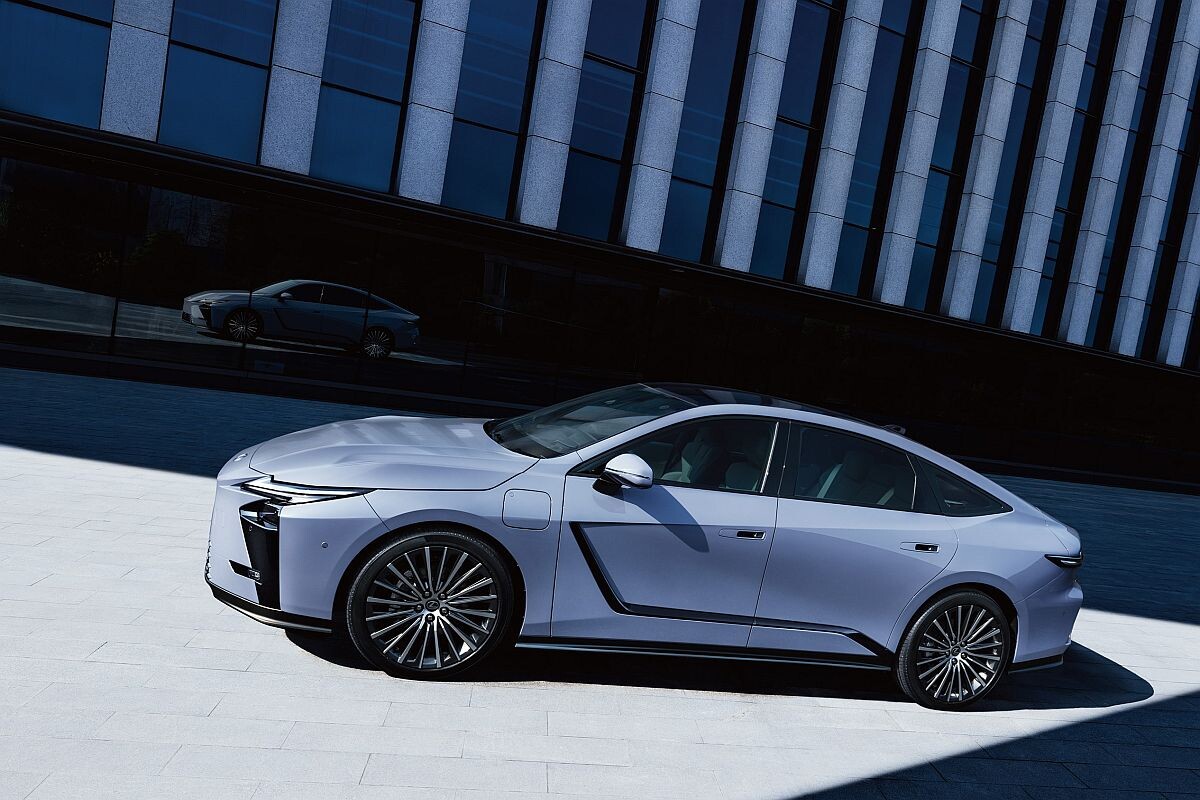 Lexus spustil prodej nové generace modelu ES. V USA má netradičně ...