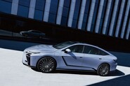 Lexus představil další elektromobil. Tentokrát v tradiční třídě ES – Kompletní představení