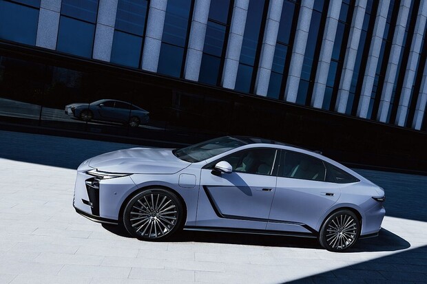 Lexus představil další elektromobil. Tentokrát v tradiční třídě ES