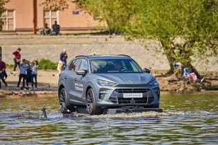 Cupra Terramar byla přestavěna na loď. Svezli jsme se v ní na Vltavě