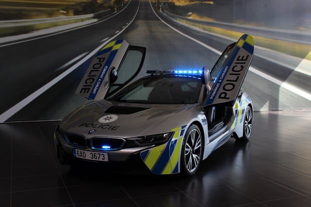 BMW i8 v barvách české policie krátce po uvedení do provozu vážně havarovalo