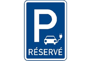 Praha hází elektromobilisty přes palubu. Za stání u nabíječek zaplatí dvakrát