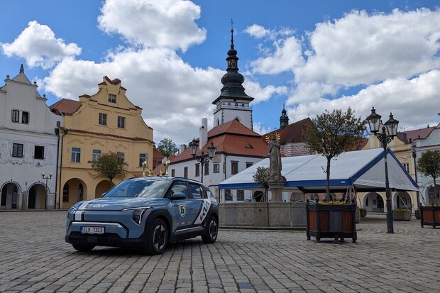 K elektromobilům se přidává více elektrických motorek a přijely i Cybertrucky